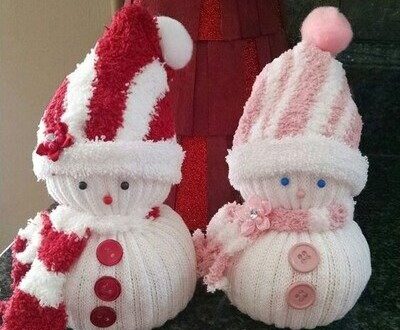 Снеговики из носочков в свитерочкахсвоими руками